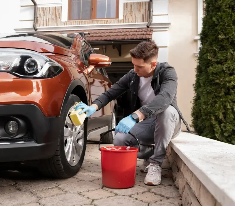 Lavage auto à domicile Turretot : professionnel intervenant sur un véhicule